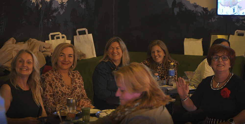 Hatfős asztaltársaság a Divat•Show•Rum eseményen